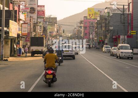 KURUNEGALA, SRI LANKA - 04 FEBBRAIO 2020: Mattina su una Colombo Rd Foto Stock