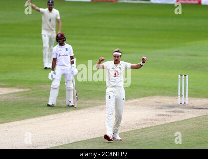 Stuart Broad dell'Inghilterra celebra il lancio del cazzo del capitano Jason Holder delle Indie Occidentali durante il terzo giorno del terzo test all'Emirates Old Trafford, Manchester. Foto Stock