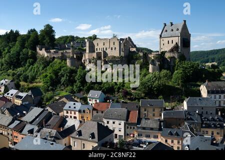 Castello Crehange che domina la città nella Valle di Ernz Blanche, Larochette, Lussemburgo, Europa Foto Stock