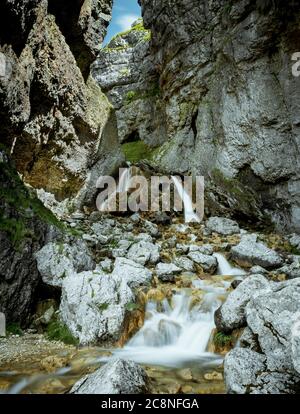 Cascata all'interno di Gordale Scar nello Yorkshire Dales. Foto Stock