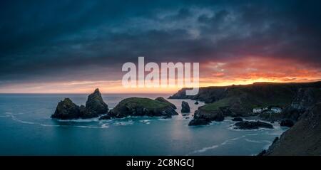 Immagine panoramica del tramonto su Kynance Cove. Foto Stock