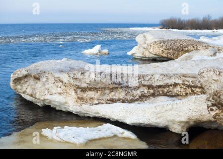 Blocchi di neve sciolti sulla riva del lago Ladoga in una giornata di primavera. Regione di Leningrad, Russia Foto Stock