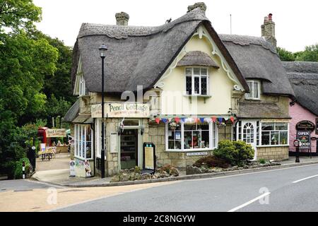 Shanklin, Isola di Wight, Regno Unito. 14 luglio 2020. I vacanzieri che vi gusterete il tè nei giardini del cottage Pencil nella città vecchia di Shanklin sull'Isola di W. Foto Stock