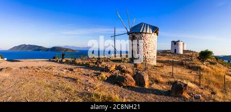 Bodrum - popolare città turistica costiera in Turchia. Vecchi mulini a vento tradizionali Foto Stock