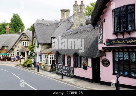 Shanklin, Isola di Wight, Regno Unito. 14 luglio 2020. Turisti e turisti passeggiate e curiosare tra i bei cottage con tetto di paglia della vecchia Shanklin sull'Isola o Foto Stock