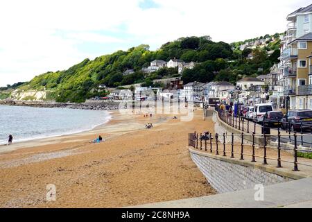 Ventnor, Isola di Wight, Regno Unito. 16 luglio 2020. I turisti che si godono la spiaggia e postlock lungomare con distanza sociale a Ventnor sull'Isola di Foto Stock