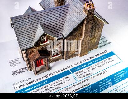 Modello casa su un modulo del consiglio, inviato all'occupante di una casa a verificare l'esattezza degli occupanti / residenti per scopi di registrazione elettorale (UK). Foto Stock