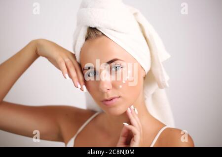 Giovane donna in un accappatoio, porta la bellezza nel bagno Foto Stock