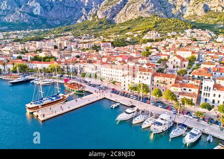 Makarska. Città turistica di Makarska vista aerea lungomare, arcipelago Dalmazia della Croazia Foto Stock