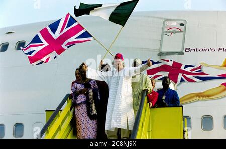 Il capo delle compagnie aeree Virgin Sir Richard Branson arriva all'aeroporto di Lagos in Nigeria con il loro volo inaugurale nel 1999. Foto Stock