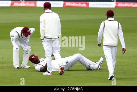 Il capitano delle Indie Occidentali Jason Holder si trova sul pavimento dopo aver subito un infortunio durante il terzo giorno del terzo test a Emirates Old Trafford, Manchester. Foto Stock