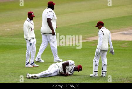 Il capitano delle Indie Occidentali Jason Holder si trova sul pavimento dopo aver subito un infortunio durante il terzo giorno del terzo test a Emirates Old Trafford, Manchester. Foto Stock