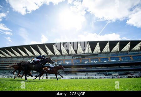 Tenbury Wells guidato dal fantino Robert 'Rab' Havlin (davanti, a destra) sulla loro strada per vincere la Betfred Mobile handicap Stakes all'ippodromo di Ascot. Foto Stock