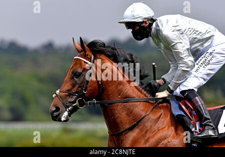 Tenbury Wells guidato dal jockey Robert 'Rab' Havlin vince il Betfred Mobile Handicap Stakes presso l'ippodromo di Ascot. Foto Stock