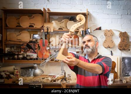 Il luthier Steve Burnet, nel suo workshop a Haymarket, Edimburgo, mette i ritocchi di un violino unico su cui sta lavorando durante il periodo di chiusura in omaggio allo scrittore Robert Louis Stevenson e per celebrare il 170° anniversario dalla nascita del famoso autore nato a Edimburgo. Foto Stock