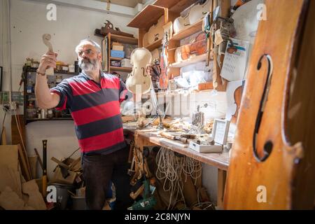 Il luthier Steve Burnet, nel suo workshop a Haymarket, Edimburgo, mette i ritocchi di un violino unico su cui sta lavorando durante il periodo di chiusura in omaggio allo scrittore Robert Louis Stevenson e per celebrare il 170° anniversario dalla nascita del famoso autore nato a Edimburgo. Foto Stock