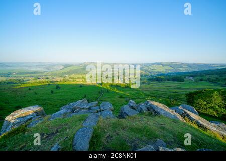 In cima a Baslow Edge, affacciato su una campagna nebbiosa del Derbyshire Foto Stock