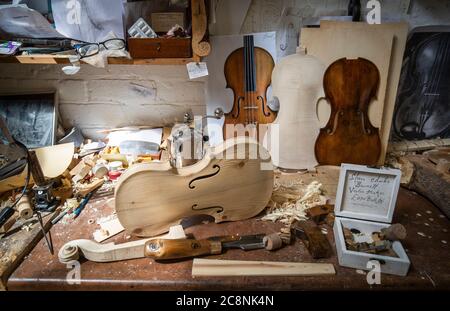 Il luthier Steve Burnet, nel suo workshop a Haymarket, Edimburgo, mette i ritocchi di un violino unico su cui sta lavorando durante il periodo di chiusura in omaggio allo scrittore Robert Louis Stevenson e per celebrare il 170° anniversario dalla nascita del famoso autore nato a Edimburgo. Foto Stock