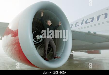 Il capo della compagnia aerea Sir Richard Branson è in piedi nel motore di un boeing 747 all'aeroporto di Heathrow di Londra durante la nebbia 1999. Foto Stock