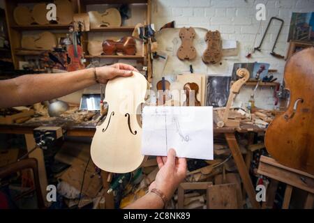 Il luthier Steve Burnet, nel suo workshop a Haymarket, Edimburgo, mette i ritocchi di un violino unico su cui sta lavorando durante il periodo di chiusura in omaggio allo scrittore Robert Louis Stevenson e per celebrare il 170° anniversario dalla nascita del famoso autore nato a Edimburgo. Foto Stock