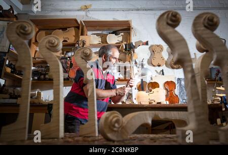 Il luthier Steve Burnet, nel suo workshop a Haymarket, Edimburgo, mette i ritocchi di un violino unico su cui sta lavorando durante il periodo di chiusura in omaggio allo scrittore Robert Louis Stevenson e per celebrare il 170° anniversario dalla nascita del famoso autore nato a Edimburgo. Foto Stock