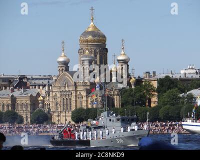 La festa della Marina russa con la Marina e l'Aeronautica parata con la partecipazione del presidente russo Vladimir Putin a San Pietroburgo, Russia Foto Stock