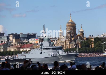 La festa della Marina russa con la Marina e l'Aeronautica parata con la partecipazione del presidente russo Vladimir Putin a San Pietroburgo, Russia Foto Stock