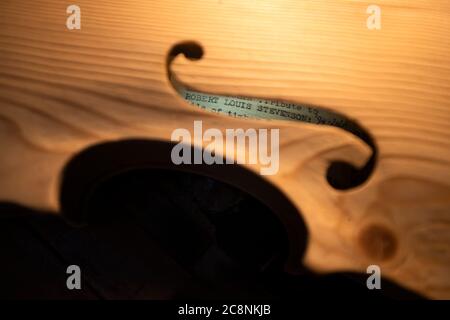 Il luthier Steve Burnet, nel suo workshop a Haymarket, Edimburgo, mette i ritocchi di un violino unico su cui sta lavorando durante il periodo di chiusura in omaggio allo scrittore Robert Louis Stevenson e per celebrare il 170° anniversario dalla nascita del famoso autore nato a Edimburgo. Foto Stock