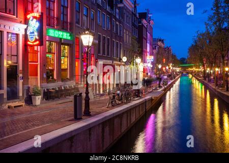 Amsterdam, Olanda, Paesi Bassi - 13 maggio 2013: Quartiere a luci rosse di notte nella città vecchia della città con l'hotel Royal Taste sulla sinistra Foto Stock