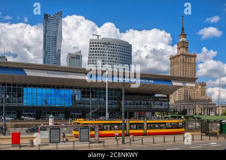 Varsavia, Polonia - 23 giugno 2020: Stazione ferroviaria centrale di Varsavia (in polacco: Warszawa Centralna) nel centro città, fermata del tram e Palazzo della Cultura e SC Foto Stock