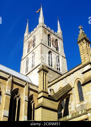 Southwark Cathedral London Bridge Inghilterra Gran Bretagna in gran parte ricostruita in stile gotico normanno e ha un memoriale a William Shakespeare ed è un popolare touri Foto Stock