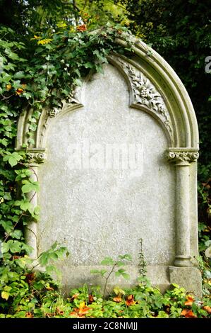 Tomba di pietra tombale vuota di una recente sepoltura funeraria in un vecchio cimitero con spazio di copia per Halloween laparone orrore morte sfondi stock foto Foto Stock