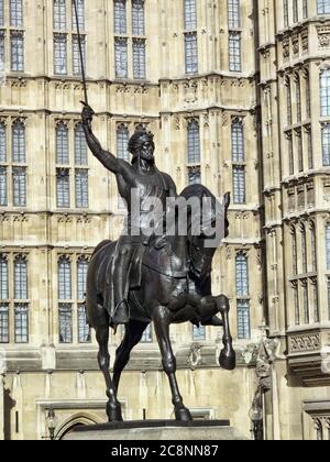 Richard i, (Richard il Lionheart) statua presso la sede del Parlamento a Westminster Londra, Inghilterra Regno Unito, che è stato creato dal barone Carlo Marochetti An Foto Stock