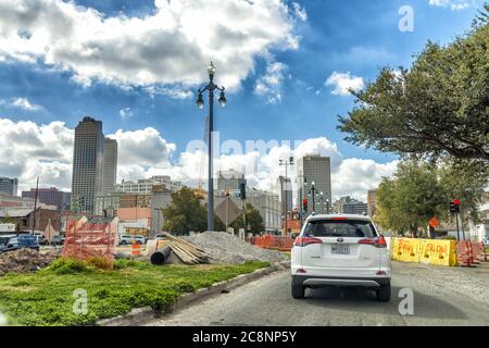 NEW ORLEANS, LA - GENNAIO 2016: Traffico cittadino in una bella giornata di sole. La città attira 15 milioni di turisti ogni anno. Foto Stock