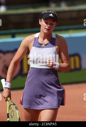 Versmold, Germania. 26 luglio 2020. Tennis: DTB German Pro Series, single, donne, finale, finale, Zaja (TEC Waldau Stuttgart) - Korpatsch (il Club sull'Alster). Anna Zaja palla il suo pugno. Credit: Friso Gentsch/dpa/Alamy Live News Foto Stock