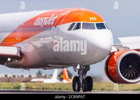 Aeroporto Southend di Londra, Essex, Regno Unito. 26 luglio 2020. Il volo easyJet EZY7436 da Malaga, Costa del Sol, è visto atterrare all'aeroporto Southend di Londra, il primo arrivo in questo aeroporto dalla Spagna dal periodo di quarantena di 14 giorni è entrato in atto durante la notte. Il popolare paese di vacanza della Spagna è stato designato come un rischio per avere un alto tasso di infezione di Coronavirus COVID-19, inducendo il governo britannico ad annunciare la quarantena per i viaggiatori in arrivo e ha messo in guardia contro tutti i viaggi non essenziali in Spagna Foto Stock