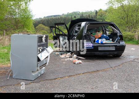 Fly Tigking Scotland - scarico di auto, rifiuti e grandi elettrodomestici a Stirlingshire, Regno Unito durante il coronavirus pandemic lockdown 2020 Foto Stock