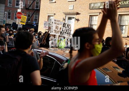 STATI UNITI. 25 luglio 2020. I manifestanti marciano contro l'acquisizione della polizia federale di Portland, Oregon, e le tattiche più utilizzate per sedare pacifici raduni, il 25 luglio 2020 a New York City. Centesimi di marchers si sono radunati per opporsi alla brutalità delle polizie, all'incarcerazione degli immigrati e ad altre questioni disumanizzano e operano persone di colore. (Foto di John Lamparski/Sipa USA) Credit: Sipa USA/Alamy Live News Foto Stock