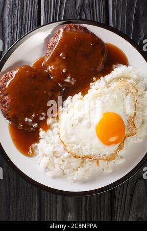 Il Loco moco è un piatto caratterizzato da cucina Hawaiiana contemporanea, composto da riso bianco, condito con un hamburger, un uovo fritto e un primo piano con sugo di carne Foto Stock