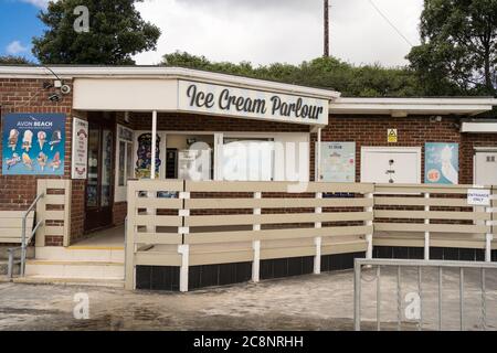 Gelateria sulla passeggiata di Avon Beach Christchurch Foto Stock