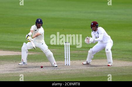 Il burns di Rory in Inghilterra si acciglia come il wicketkeeper delle Indie occidentali Joshua da Silva guarda sopra durante il terzo giorno del terzo test all'Emirates Old Trafford, Manchester. Foto Stock