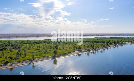 Panorama aereo dei fiumi della regione di Astrakhan in primavera. Foto di alta qualità Foto Stock