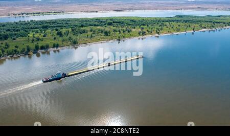 La chiatta AA, carica di zolfo naturale, sale sul fiume Volga vicino ad Astrakhan. Fotografia aerea Foto Stock