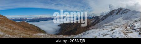 Panorama mattutino della cresta di confine italo-austriaca e della valle di Drau Foto Stock