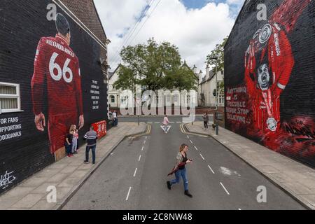 Liverpool, Regno Unito. 26 luglio 2020. Una visione generale di un nuovo murale raffigurante il capitano di Liverpool Jordan Henderson che solleva il trofeo della Premier League vicino allo stadio Anfield il 26 luglio 2020 a Liverpool, Regno Unito. (Foto di Daniel Chesterton/phcimages.com) Credit: PHC Images/Alamy Live News Foto Stock