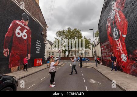 Liverpool, Regno Unito. 26 luglio 2020. Una visione generale di un nuovo murale raffigurante il capitano di Liverpool Jordan Henderson che solleva il trofeo della Premier League vicino allo stadio Anfield il 26 luglio 2020 a Liverpool, Regno Unito. (Foto di Daniel Chesterton/phcimages.com) Credit: PHC Images/Alamy Live News Foto Stock