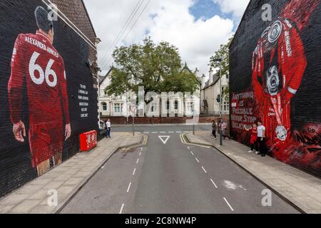 Liverpool, Regno Unito. 26 luglio 2020. Una visione generale di un nuovo murale raffigurante il capitano di Liverpool Jordan Henderson che solleva il trofeo della Premier League vicino allo stadio Anfield il 26 luglio 2020 a Liverpool, Regno Unito. (Foto di Daniel Chesterton/phcimages.com) Credit: PHC Images/Alamy Live News Foto Stock