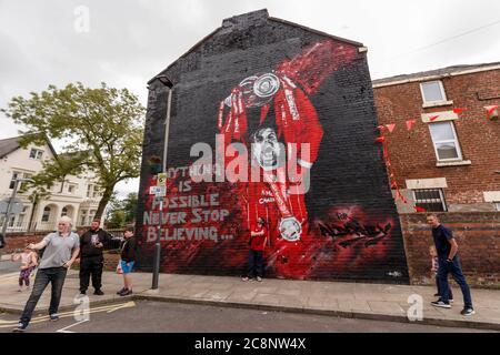 Liverpool, Regno Unito. 26 luglio 2020. Una visione generale di un nuovo murale raffigurante il capitano di Liverpool Jordan Henderson che solleva il trofeo della Premier League vicino allo stadio Anfield il 26 luglio 2020 a Liverpool, Regno Unito. (Foto di Daniel Chesterton/phcimages.com) Credit: PHC Images/Alamy Live News Foto Stock