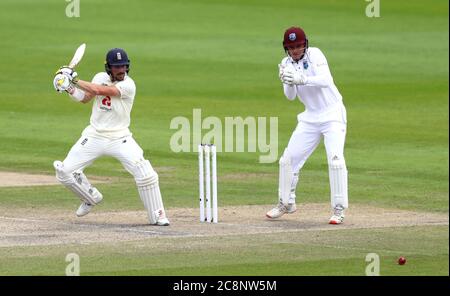 Il burns di Rory in Inghilterra si acciglia come il wicketkeeper delle Indie occidentali Joshua da Silva guarda sopra durante il terzo giorno del terzo test all'Emirates Old Trafford, Manchester. Foto Stock