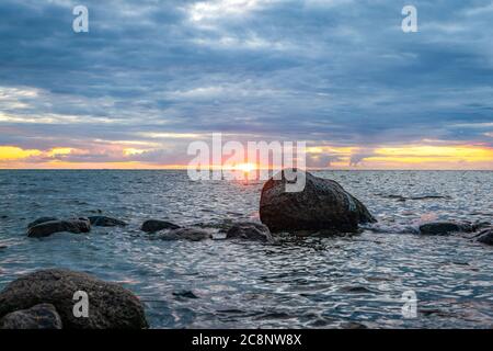 Un tranquillo tramonto sul mar baltico sull'isola tedesca di Poel Foto Stock